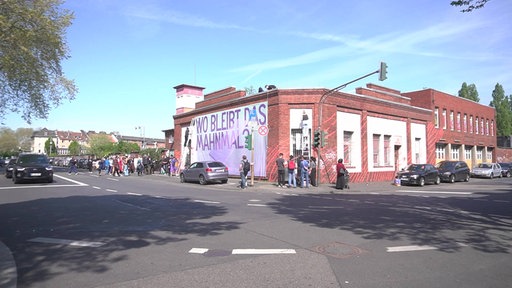 Plakat mit der Aufschrift. "Wo bleibt das Mahnmal" an der Keupstrasse in Köln