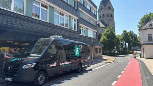 Ein Bus der Obdachlosenhilfe "CAYA" auf einer Straße in Bergisch Gladbach