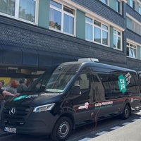 Ein Bus der Obdachlosenhilfe "CAYA" auf einer Straße in Bergisch Gladbach