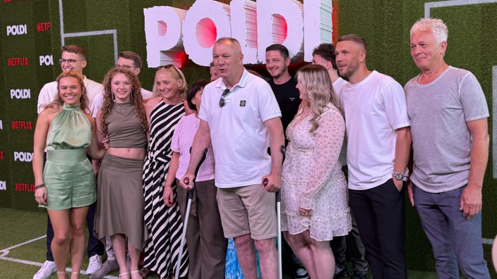 Lukas Podolski mit seiner Familie auf dem Grünen Teppich im Rhein-Energie-Stadion in Köln