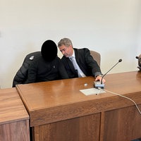Der Angeklagte sitzt neben seinem Verteidiger im Landgericht Köln.