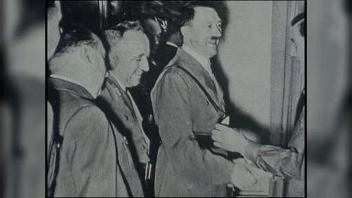 Schwarz-Weiß-Bild mit Robert Ley (links) auf einer Veranstaltung neben Adolf Hitler