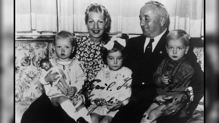 Inga und Robert Ley mit ihren drei Kindern auf einem Schwarz-Weiß Foto