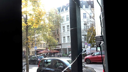 Zu sehen ist eine eingeschlagene Fensterscheibe in einem Kölner Viertel.