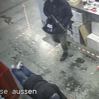 bewaffnete Täter überfallen den Feinkost-Großhandel