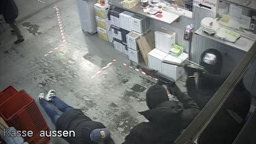 Die Täter richten ihre Waffen auf die Kunden des Feinkost-Großhandel