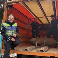 Einsatzkräfte des Ordnungsamtes stehen neben der entschärften Bombe in Lindenthal.