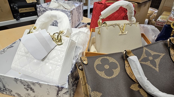 mehrere scheinbare Marken-Taschen auf einem Tisch