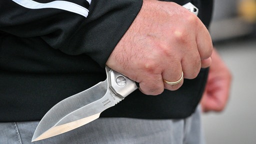 Symbolbild: Eine Hand mit einem Messer