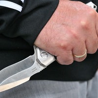 Symbolbild: Eine Hand mit einem Messer