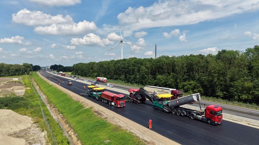 Drohnenaufnahme eines Abschnitts der A1. Hier finden Asphaltarbeiten für den Ausbau einer sechspurigen Straße statt.