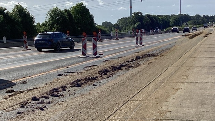 Gülle und sand auf der Autobahn