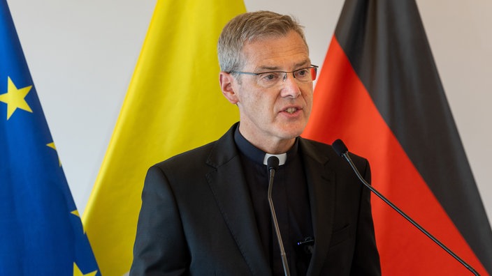 Bischof Wilmer hält eine Rede an einem Pult.
