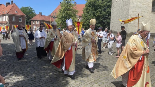 Heiner Wilmer und weitere Geistliche vor dem Dom in Münster