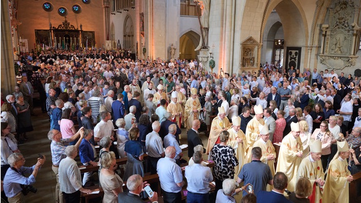 Viele Menschen drängen sich im Münsteraner Dom.