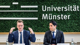  Dr. Johannes Wessels (l), Rektor der Universität Münster, und Prof. Dr. Mouhanad Khorchide, Direktor des Zentrums für Islamische Theologie.