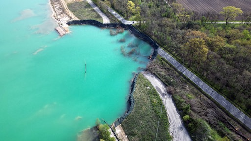 Drohnenaufnahme von dem Erdrutsch an der Straße in den See.