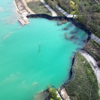 Drohnenaufnahme von dem Erdrutsch an der Straße in den See.