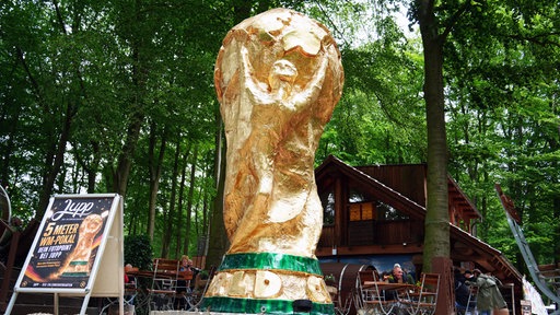 5 Meter hoher WM-Pokal steht im Biergarten.