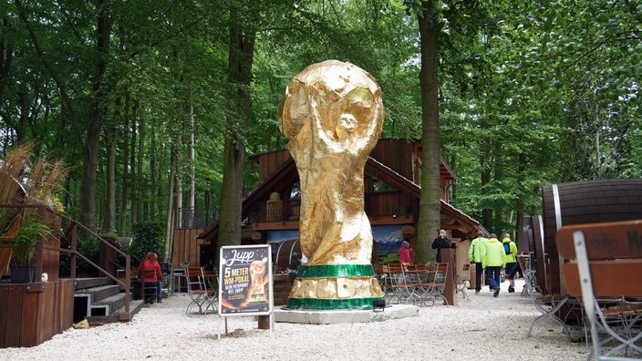 5 Meter hoher WM-Pokal steht im Biergarten.