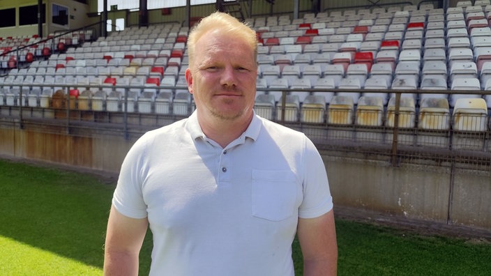 Ein Mann in einem leeren Stadion