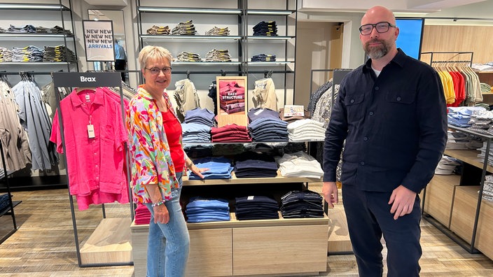 Geschäftsführer Daniel Reid und Verkäuferin Susanne Leyer des Modhauses "Ebbers"