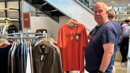 Kunde Stefan mit neuer Ware im Modehaus "Ebbers"