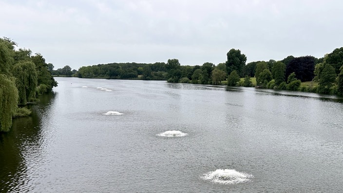 Panorama des Aasees mit Belüftungsanlagen.