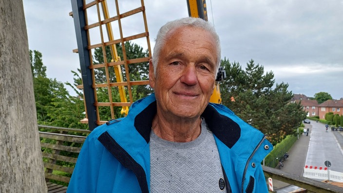Michael Frankrone vom Heimatverein vor der Mühle