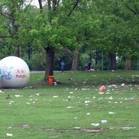 Die Aasee-Wiese in Münster ist vermüllt.