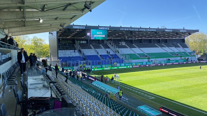 Gästeblock im Preußenstadion, beklebt in den Farben Schwarz, Weiß und Blau