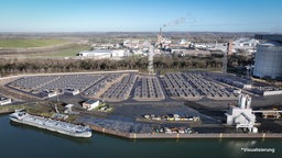 Batteriespeicher in NRW: Eine Visualisierung, wie künftig der Batteriegroßspeicher in Waltrop aussehen könnte. Auf einer großen Fläche stehen Speicherelemente.