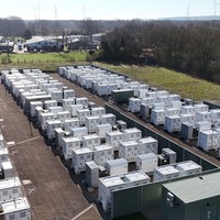 Batteriespeicher in NRW: Auf einer Fläche stehen Batteriespeicherzellen in Reihen.