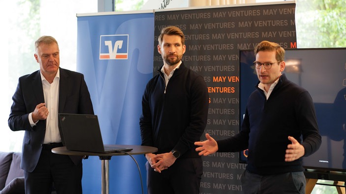 Jürgen Feistmann aus dem Vorstand der Volksbank Münster, Dominik Lohle und Maximilian Derpa von May Ventures 