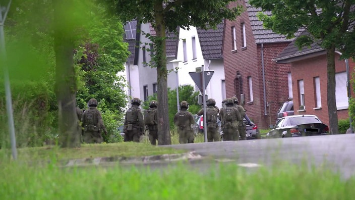 SEK-Beamte stehen auf der Straße