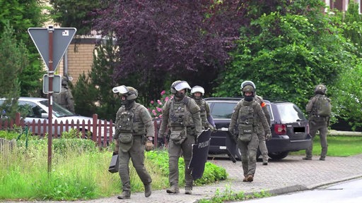 SEK-Beamte mit Equipment auf dem Bürgersteig
