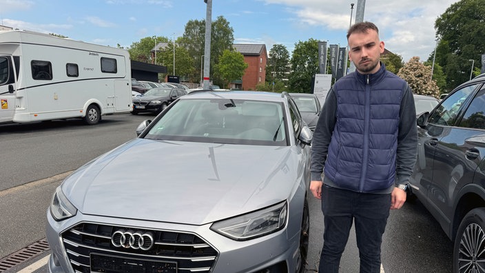 Maurice Kleffner steht neben dem scheinbar unversehrten Leasing-Audi-Kombi, der durch den Wassereinbruch jedoch einen Totalschaden hat. 