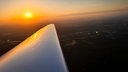 Flug mit einem Kleinflugzeug im Sonnenuntergang