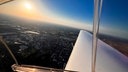 Flug mit einem Kleinflugzeug im Sonnenuntergang