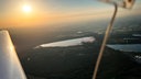 Flug mit einem Kleinflugzeug im Sonnenuntergang