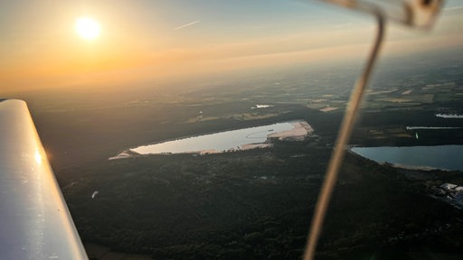 Flug mit einem Kleinflugzeug im Sonnenuntergang