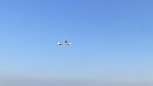 Ein Flugzeug in der Luft