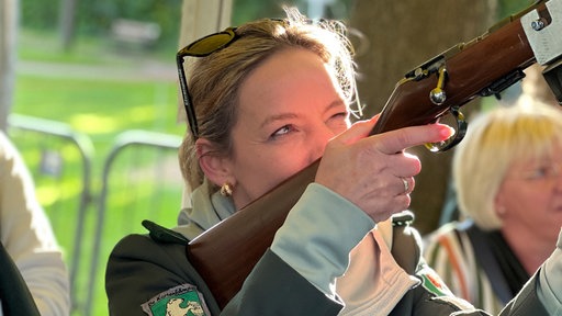 Schützenkönigin Nadine Heeke beim schießen.