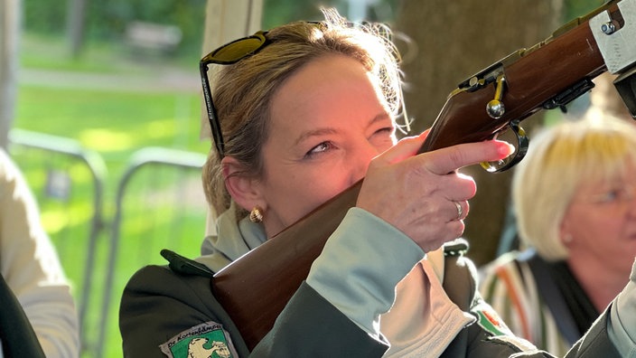 Schützenkönigin Nadine Heeke beim schießen.