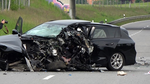 Ein kaputtes Auto nach einem schweren Unfall