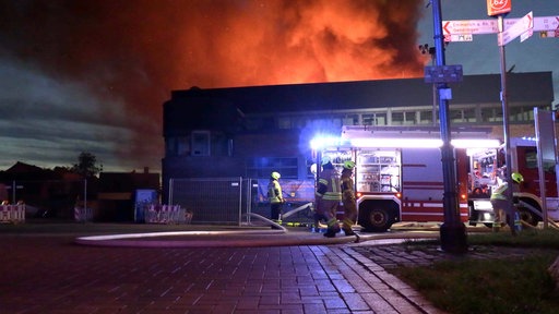 Feuerwehr im Einsatz bei der brennenden Gießerei