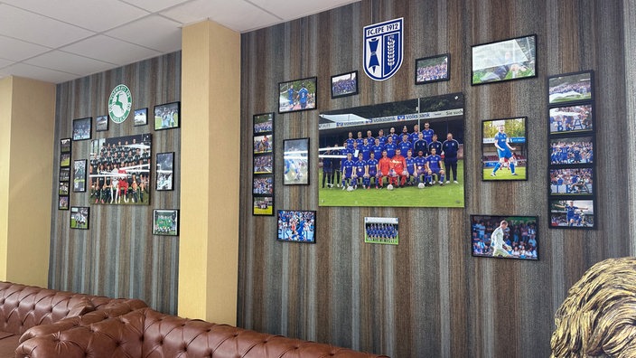 Eine Wand voll behangen mit Bildern von u.a. Fußballspielern und Manschaften.