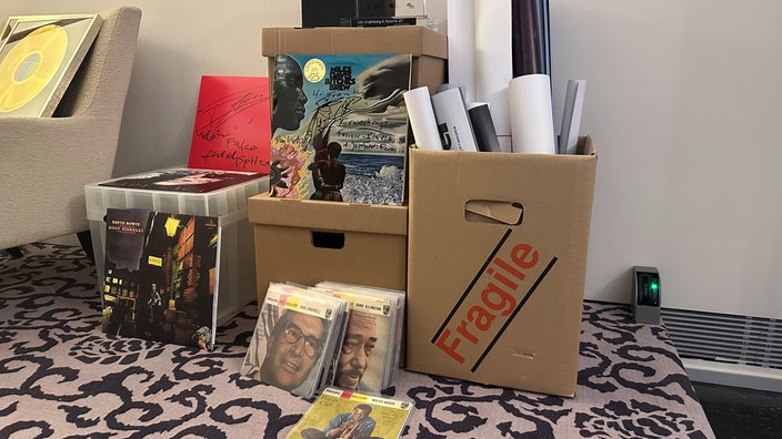 Sogar Umzugskisten und gesammelte Schallplatten stehen im nachgebauten Hotelzimmer.