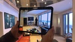 Über die Tablet-Kamera sieht man Udo Lindenberg im nachgebauten Zimmer stehen.
