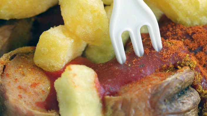 Currywurst mit Pommes